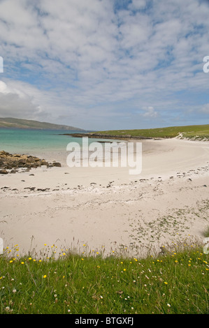 Le dune a Eilean Caragraich, Uidh, Vatersay con vista su Isle of Barra. SCO 6569 Foto Stock