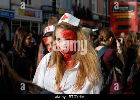 Il Brighton Zombie camminare con più di cinquecento persone vestite come zombie camminando attraverso le strade di Brighton , REGNO UNITO Foto Stock