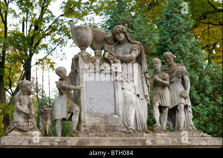 Oggetto contrassegnato per la rimozione definitiva famiglia su un cimitero. Fin dalla sua creazione nel 1787 Cimitero Lychakiv Lvov, Ucraina. Foto Stock