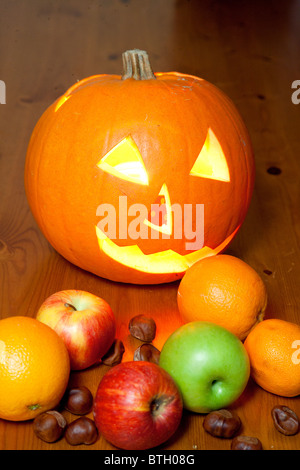 Zucca di Halloween lanterna e frutti d'Autunno, Irlanda Foto Stock