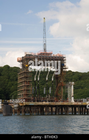 Dragon terminale GNL e jetty, Milford Haven, Pembrokeshire, Wales, Regno Unito, Europa Foto Stock