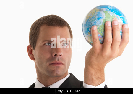 L'uomo holding globe Foto Stock