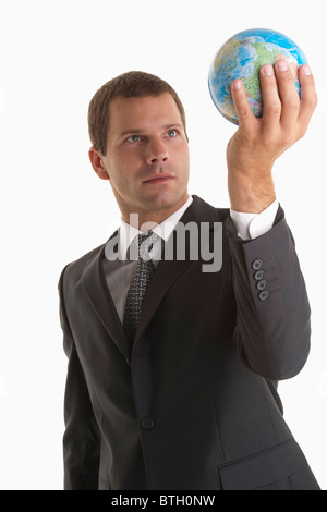 L'uomo holding globe Foto Stock