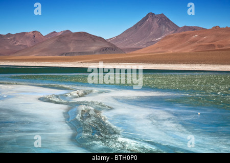 Vista sulla laguna gelata Quepiaco e vulcano Acamarachi nel deserto di Atacama, Cile Foto Stock