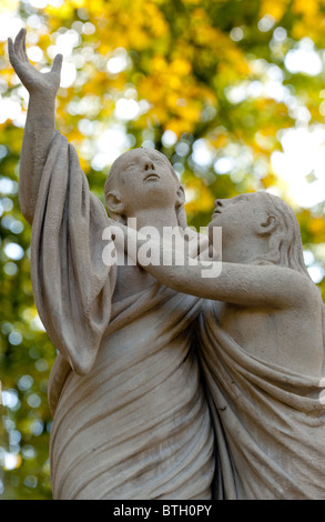 Oggetto contrassegnato per la rimozione definitiva di due ragazze. Fin dalla sua creazione nel 1787 Cimitero Lychakiv Lvov, Ucraina. Foto Stock