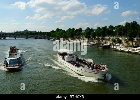 Bateau-mouche barca la navigazione sul fiume Senna, Parigi capitale della Francia Foto Stock