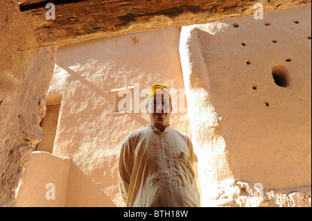 Uomo marocchino pone per la fotografia Foto Stock