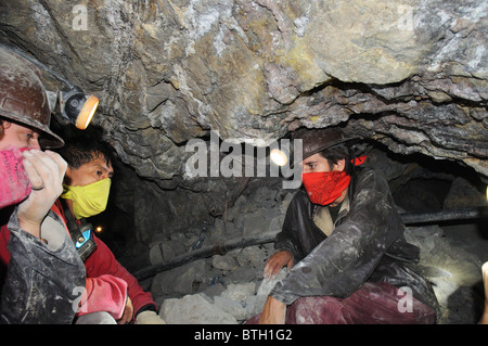 Turisti nel fantastico miniere di argento di Potosí in Bolivia Foto Stock