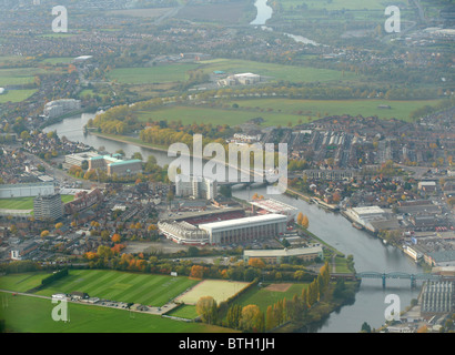 Guardando lungo il fiume Trento a Nottingham East Midlands, Regno Unito, Notts Forest football club con dominante di Trento ponte a sinistra Foto Stock