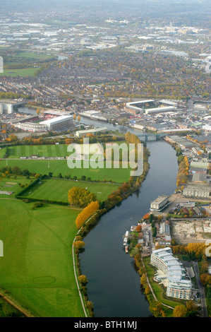 Guardando lungo il fiume Trento a Nottingham East Midlands, Regno Unito con Notts Forest e Notts County motivi ogni lato del fiume Foto Stock