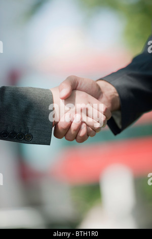 Business l uomo e la donna si stringono la mano Foto Stock