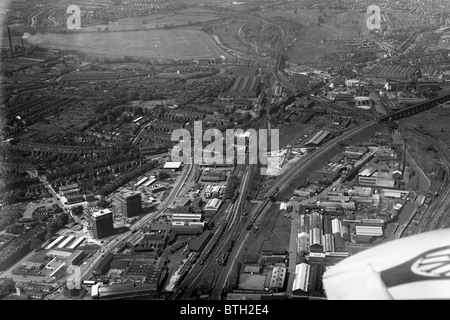 Vista aerea del lato nord di Wolverhampton mostra Dunstall Park Race Course in alto a sinistra 15/5/1964 Foto Stock