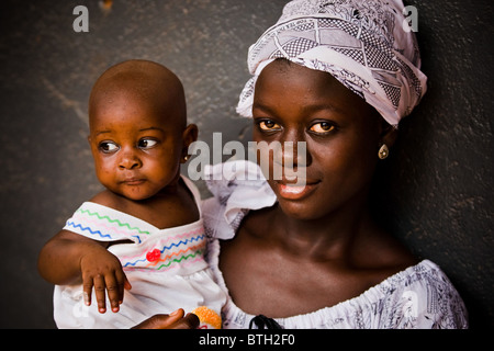 La madre e il figlio di lei al Bilbela health center di Bilbela, del nord del Ghana il mercoledì 25 marzo, 2009. Foto Stock