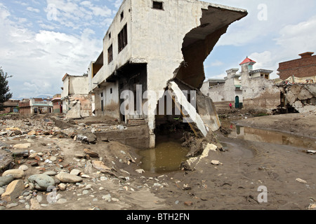 Un distrutto casa sulle rive del fiume Swat, Mingora, Pakistan Foto Stock