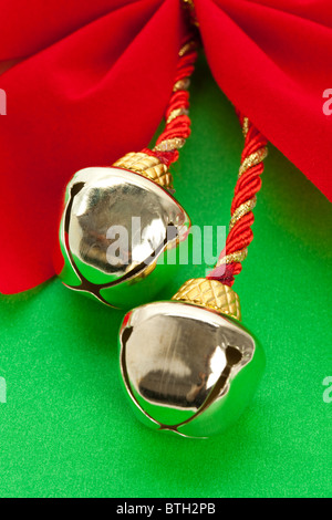 Natale campane e nastro con sfondo verde Foto Stock