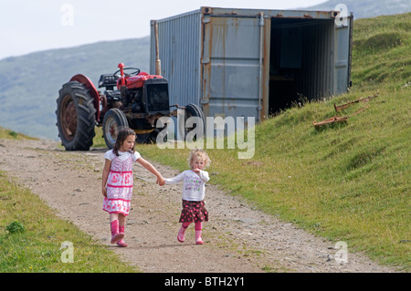 Sorelle su un isola di Vatersay Farm, Ebridi Esterne, Western Isles, Scozia. SCO 6571 Foto Stock