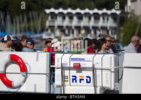 Turista giapponese in Bowness Bay sul Lago di Windermere Lake District Cumbria Gran Bretagna Foto Stock