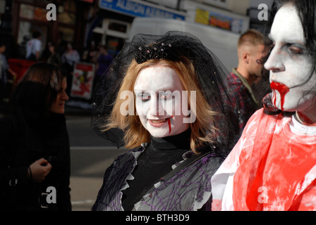 Il Brighton Zombie camminare con più di cinquecento persone vestite come zombie camminando attraverso le strade di Brighton , REGNO UNITO Foto Stock