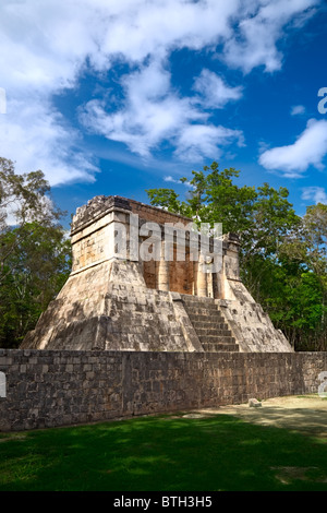 Tempio dell'uomo barbuto alla fine della grande palla per giocare a 'Pok-ta-Pok' vicino a Chichen Itza piramide, Messico Foto Stock