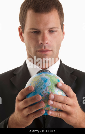L'uomo holding globe Foto Stock