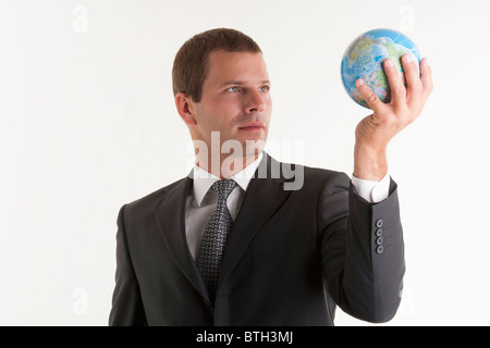 L'uomo holding globe Foto Stock