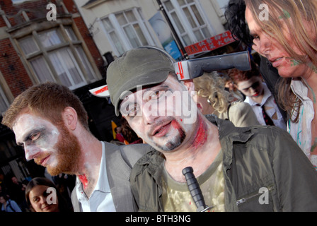 Il Brighton Zombie camminare con più di cinquecento persone vestite come zombie camminando attraverso le strade di Brighton , REGNO UNITO Foto Stock