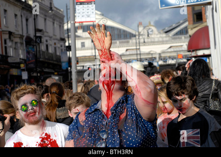 Il Brighton Zombie camminare con più di cinquecento persone vestite come zombie camminando attraverso le strade di Brighton , REGNO UNITO Foto Stock