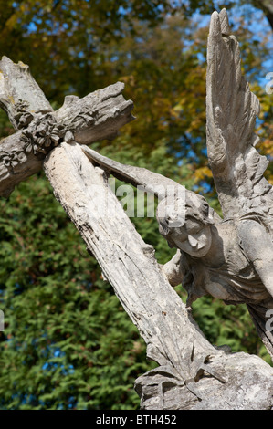 Oggetto contrassegnato per la rimozione definitiva di un Angelo con una croce. Fin dalla sua creazione nel 1787 Cimitero Lychakiv Lvov, Ucraina. Foto Stock