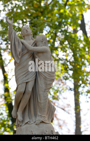 Oggetto contrassegnato per la rimozione definitiva di due ragazze. Fin dalla sua creazione nel 1787 Cimitero Lychakiv Lvov, Ucraina. Foto Stock