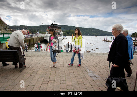 Turista giapponese in Bowness Bay sul Lago di Windermere Lake District Cumbria Gran Bretagna Foto Stock