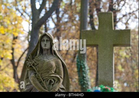 Monumento di Guadalupe su un cimitero. Fin dalla sua creazione nel 1787 Cimitero Lychakiv Lvov, Ucraina Foto Stock