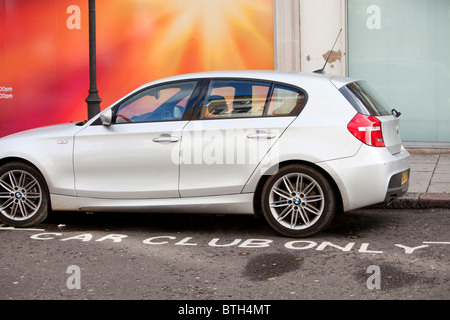 Uno spazio per il parcheggio riservato per le auto club veicoli. Questa automobile condividere scheme è un ottimo modo di ridurre le emissioni di carbonio. Foto Stock