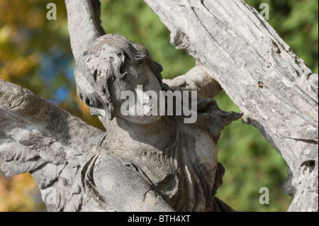 Oggetto contrassegnato per la rimozione definitiva di un Angelo con una croce. Fin dalla sua creazione nel 1787 Cimitero Lychakiv Lvov, Ucraina. Foto Stock