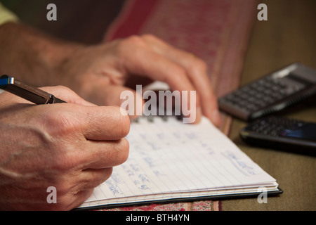 Close up uomo scrivere con la penna per i notebook Foto Stock