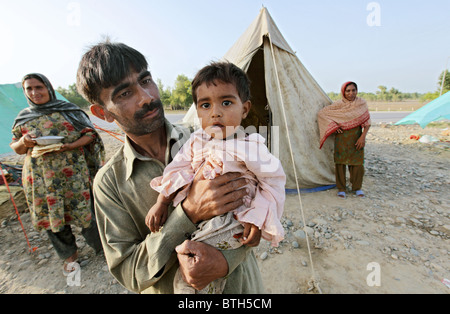 Flood i rifugiati di trovare rifugio nelle tende, Nowshera, Pakistan Foto Stock