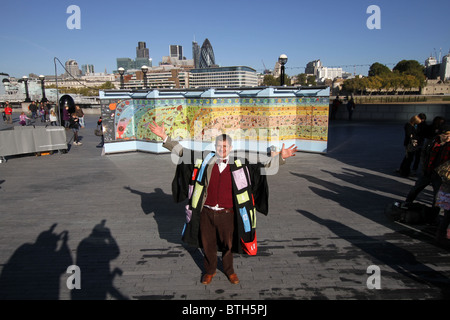 Un gigante di 8ft x 25ft 'Che cosa su terra Wallbook' è la creazione di autore Christopher Lloyd Foto Stock