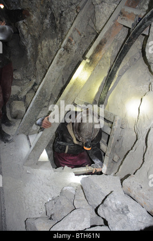 Turisti nel fantastico miniere di argento di Potosí in Bolivia Foto Stock