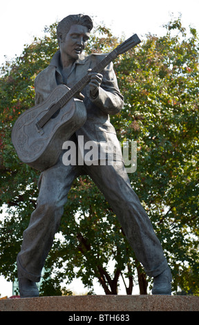 Statua in bronzo (1997) di Elvis Presley da Andrea Lugar, in Beale Street, il centro cittadino di Memphis, Tennessee, Stati Uniti d'America Foto Stock