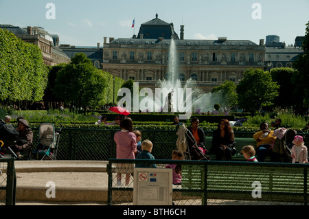 Parigi, Francia - Francese di bambini che giocano in giardino con acqua pubica Fontana, 'Jardin de Palais Royale, fuori nel parco giochi urbano urbano paesaggistico giardino gente di città Foto Stock