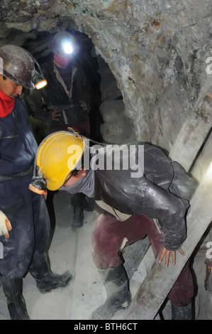 Turisti nel fantastico miniere di argento di Potosí in Bolivia Foto Stock