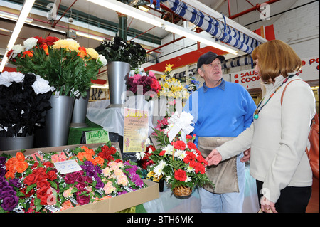 Fioraio che serve un cliente a Wellington Market Shropshire. Market Traders commerciante stallholder stallholder Regno Unito Inghilterra Foto Stock