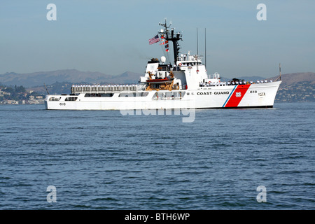 Gli Stati Uniti Guardacoste attivo (WMEC-618) viaggia attraverso la baia di San Francisco Foto Stock