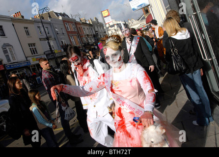 Il Brighton Zombie camminare con più di cinquecento persone vestite come zombie camminando attraverso le strade di Brighton , REGNO UNITO Foto Stock