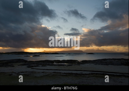 Le piccole isole di estrema sinistra Muck in Medio Eigg e sul diritto di rum fotografata al tramonto dalla Arisaig metà ottobre 201 Foto Stock