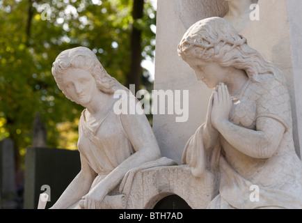 Oggetto contrassegnato per la rimozione definitiva di due ragazze. Fin dalla sua creazione nel 1787 Cimitero Lychakiv Lvov, Ucraina. Foto Stock