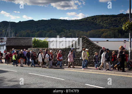 Turista giapponese in Bowness Bay sul Lago di Windermere Lake District Cumbria Gran Bretagna Foto Stock