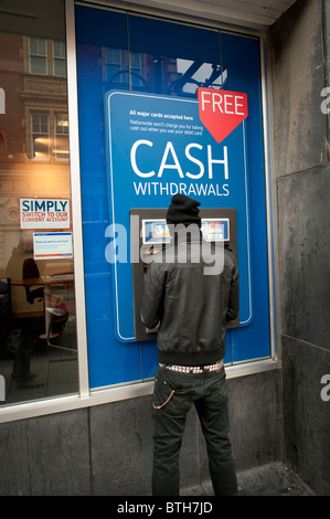 Un uomo di ritirare denaro contante in un Nationwide Building Society ATM Foto Stock