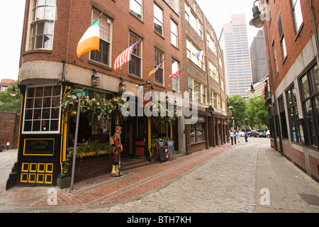 Strada di ciottoli nel centro cittadino di Boston, Massachusetts Foto Stock