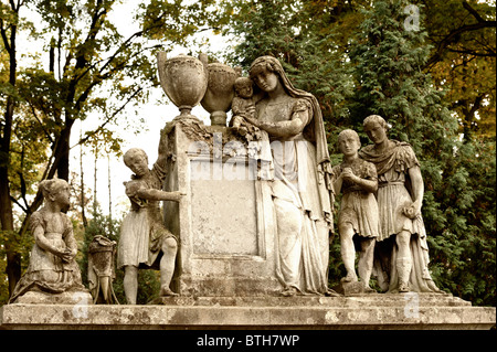 Oggetto contrassegnato per la rimozione definitiva famiglia su un cimitero. Fin dalla sua creazione nel 1787 Cimitero Lychakiv Lvov, Ucraina. Foto Stock