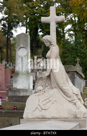 Oggetto contrassegnato per la rimozione definitiva delle donne con una croce. Fin dalla sua creazione nel 1787 Cimitero Lychakiv Lvov, Ucraina. Foto Stock